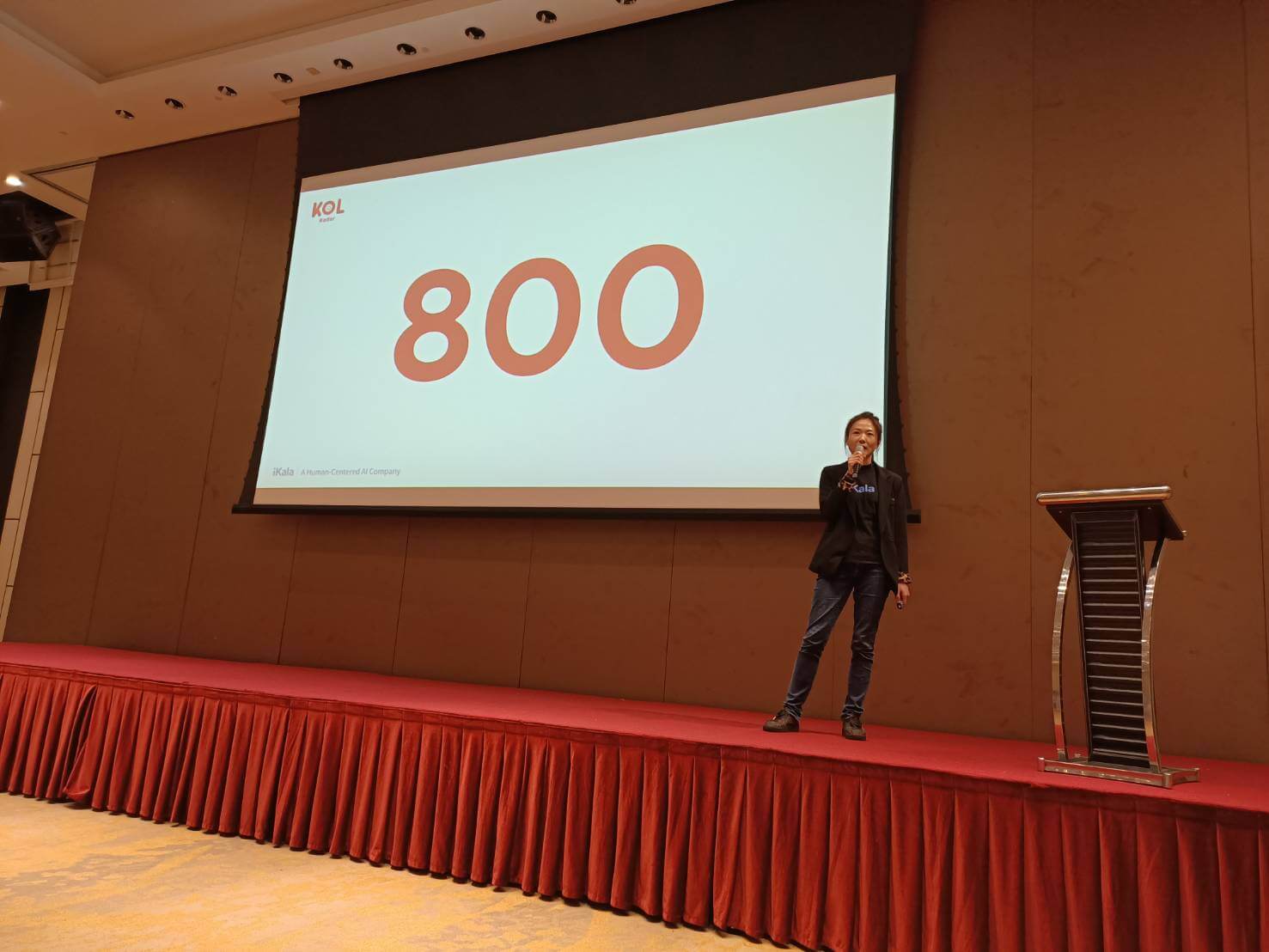 Yvonne 將浩大的 800 展現眼前，告訴大家 800 這個數字代表著「800 億」，象徵台灣 2020 年的社群電商交易額。